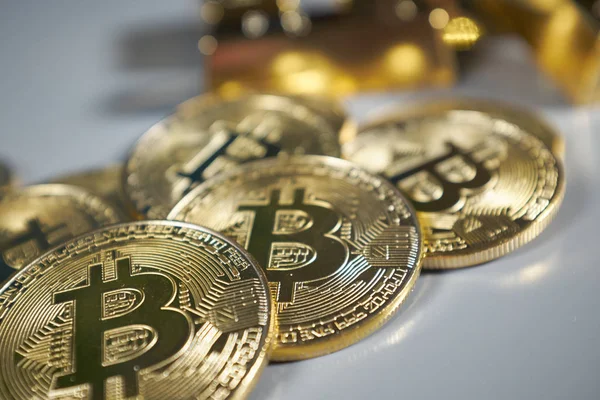 Bitcoins Und Goldener Hintergrund — Stockfoto