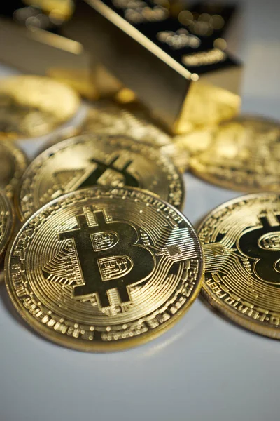 Bitcoins Fondo Dorado — Foto de Stock