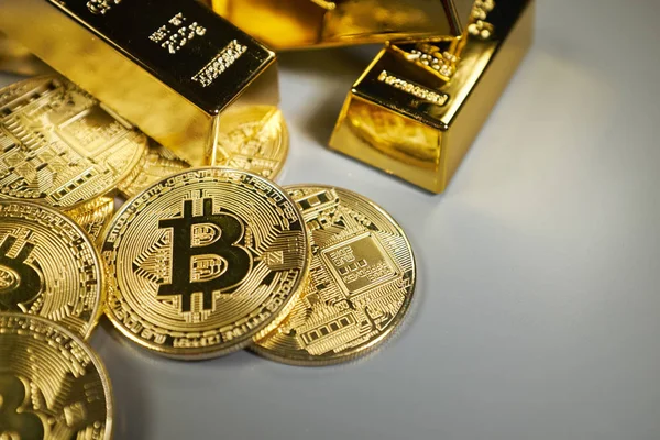 Bitcoins Und Goldener Hintergrund — Stockfoto