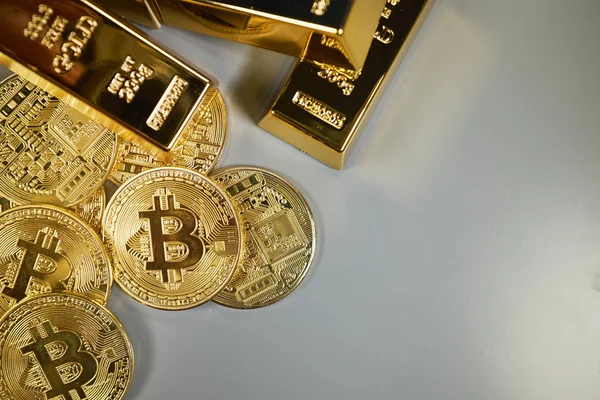 Bitcoins Und Goldener Hintergrund — Stockfoto