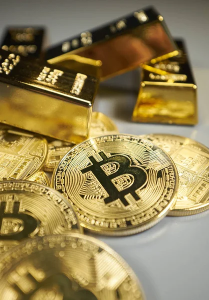 Bitcoins Fondo Dorado — Foto de Stock