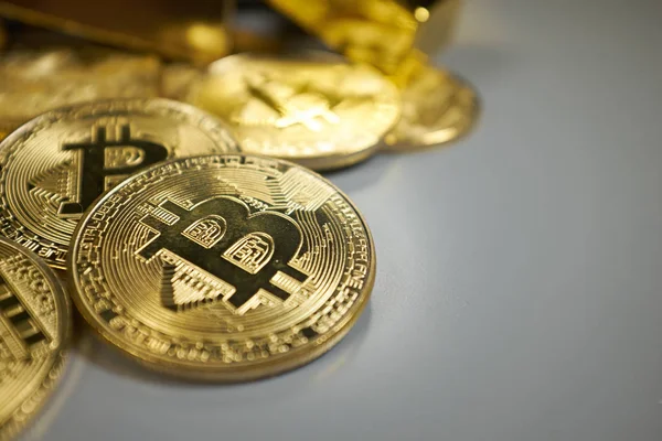 Bitcoins Und Goldener Hintergrund — Stockfoto