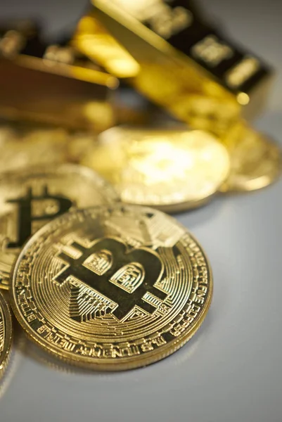 Bitcoins Und Goldener Hintergrund — Stockfoto