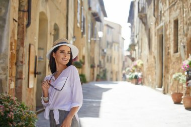 Küçük bir İtalyan kasabasında turist ziyaret