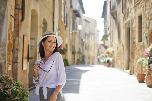 観光客は 小さなイタリアの町を訪問します — ストック写真