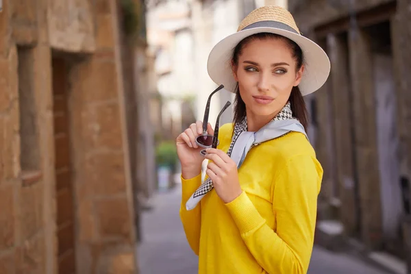 Turista Visita Una Piccola Città Italiana — Foto Stock