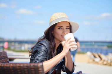 Meydanda güneşli yaz veya bahar günü dışında sevimli gülümseyen kadın sana bakıp duran mutlu gülümseyen kadın portresi, 