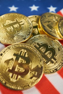 ABD bayrağı Bitcoin altın rengi. Amerika Birleşik Devletleri bayrağı arka plan üzerinde Cryptocurrency