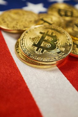 ABD bayrağı Bitcoin altın rengi. Amerika Birleşik Devletleri bayrağı arka plan üzerinde Cryptocurrency