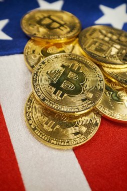 ABD bayrağı Bitcoin altın rengi. Amerika Birleşik Devletleri bayrağı arka plan üzerinde Cryptocurrency