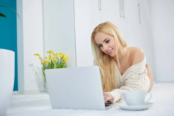 Mulher Sorridente Usando Laptop Enquanto Mentia — Fotografia de Stock