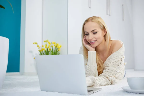 Mulher Sorridente Usando Laptop Enquanto Mentia — Fotografia de Stock