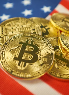 ABD bayrağı Bitcoin altın rengi. Amerika Birleşik Devletleri bayrağı arka plan üzerinde Cryptocurrency