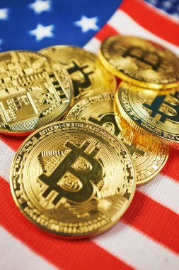 ABD bayrağı Bitcoin altın rengi. Amerika Birleşik Devletleri bayrağı arka plan üzerinde Cryptocurrency