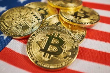ABD bayrağı Bitcoin altın rengi. Amerika Birleşik Devletleri bayrağı arka plan üzerinde Cryptocurrency