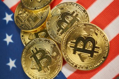 ABD bayrağı Bitcoin altın rengi. Amerika Birleşik Devletleri bayrağı arka plan üzerinde Cryptocurrency