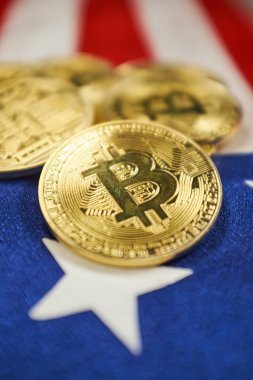 ABD bayrağı Bitcoin altın rengi. Amerika Birleşik Devletleri bayrağı arka plan üzerinde Cryptocurrency