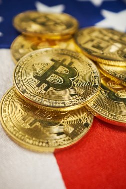 ABD bayrağı Bitcoin altın rengi. Amerika Birleşik Devletleri bayrağı arka plan üzerinde Cryptocurrency