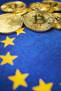 Bitcoin paralar Avrupa Birliği bayrağı arka planı