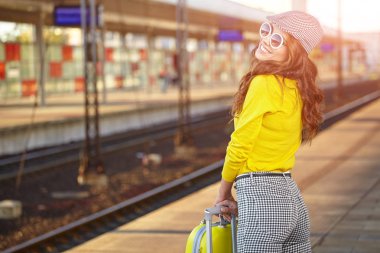 Genç ve güzel kadın bir tren yatılı (Renk tonlu görüntü)