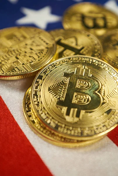 ABD bayrağı Bitcoin altın rengi. Amerika Birleşik Devletleri bayrağı arka plan üzerinde Cryptocurrency
