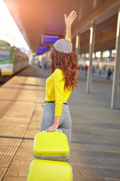 Jovem Caucasiana Com Bagagem Estação Viajando Trem — Fotografia de Stock