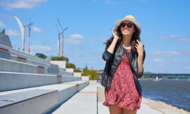 Dışarıda, gün güneşli yaz sevimli gülümseyen kadın ayakta mutlu gülümseyen kadın portresi 