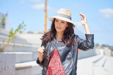 Dışarıda, gün güneşli yaz sevimli gülümseyen kadın ayakta mutlu gülümseyen kadın portresi 