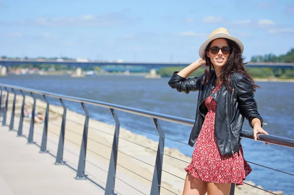 Portret Van Gelukkig Lachende Vrouw Permanent Zonnige Zomerdag Buiten Schattige — Stockfoto