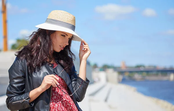 かわいい笑顔の女性 外の日当たりの良い夏の日に立って幸せの笑顔の女性の肖像画 — ストック写真