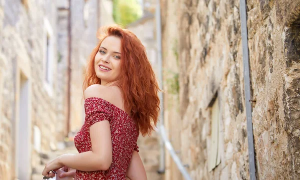 Portret Van Gelukkig Lachende Vrouw Permanent Het Plein Zonnige Zomer — Stockfoto