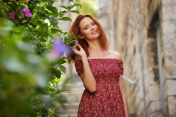 Portrait Femme Souriante Heureuse Debout Sur Place Jour Ensoleillé Été — Photo