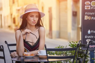 Şık seksi Bayan birilerinin restoranda bekliyor. tatil, dinlenme, uzun parlak saçları zengin ince esmer kız bar.