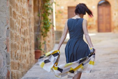 çekici kadın turist eski İtalyan kasabasında şapkalı