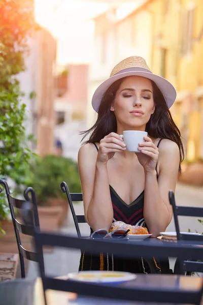 Stijlvolle Sexy Dame Wachten Tot Iemand Restaurant Rijke Slanke Brunette — Stockfoto