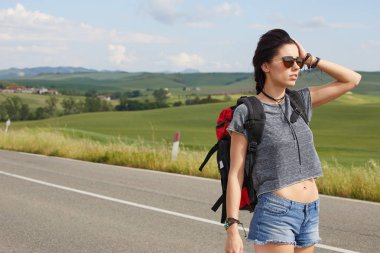 kırsal kesimde beton bir yolda araba, sallayarak kağıt harita kadınla.