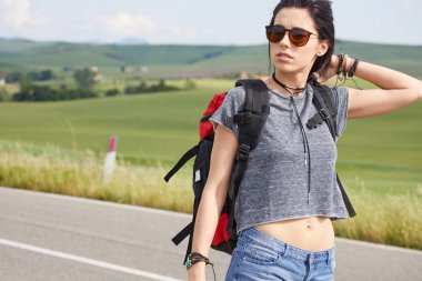 kırsal kesimde beton bir yolda araba, sallayarak kağıt harita kadınla.