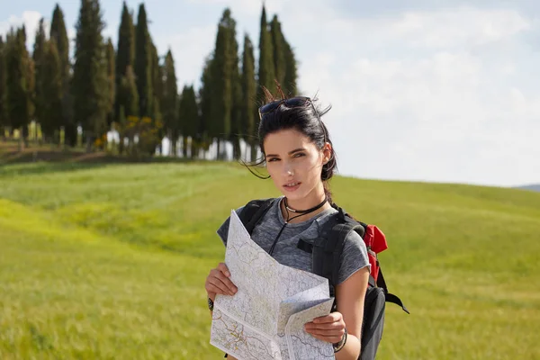 Flicka Turist Toscana Läsa Papperskarta — Stockfoto