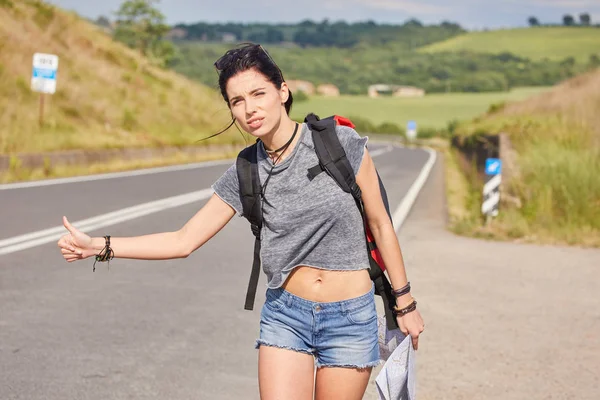Mujer Con Mapa Papel Saludando Coche Una Carretera Hormigón Campo — Foto de Stock