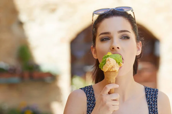 Mujer Comiendo Delicioso Helado Pistacho —  Fotos de Stock