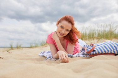 Genç kadın güzel plajda, Baltık Denizi, Polonya