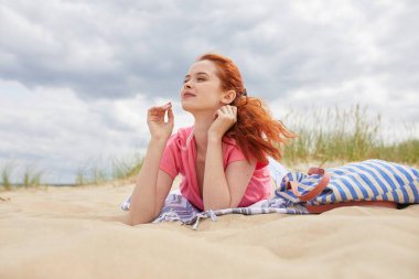 Genç kadın güzel plajda, Baltık Denizi, Polonya