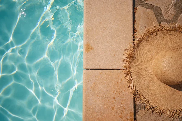 Cappello Paglia Sul Bordo Della Piscina — Foto Stock