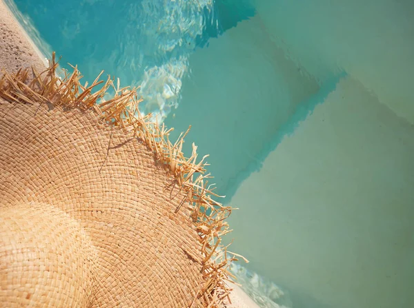 Havuzun Kenarına Hasır Şapka — Stok fotoğraf