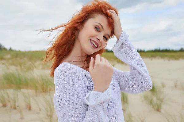 Młoda Kobieta Pięknej Plaży Morze Bałtyckie Polska — Zdjęcie stockowe