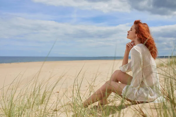 Νεαρή Γυναίκα Στην Όμορφη Παραλία Βαλτική Θάλασσα Πολωνία — Φωτογραφία Αρχείου