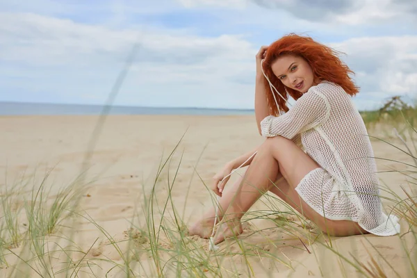 Genç Kadın Güzel Plajda Baltık Denizi Polonya — Stok fotoğraf