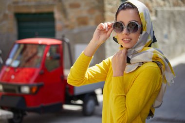 Genç turizm eski şehirde yürür