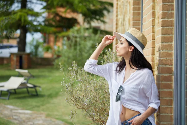 Mulher Verão Sorridente Com Óculos Sol Jardim Italiano — Fotografia de Stock