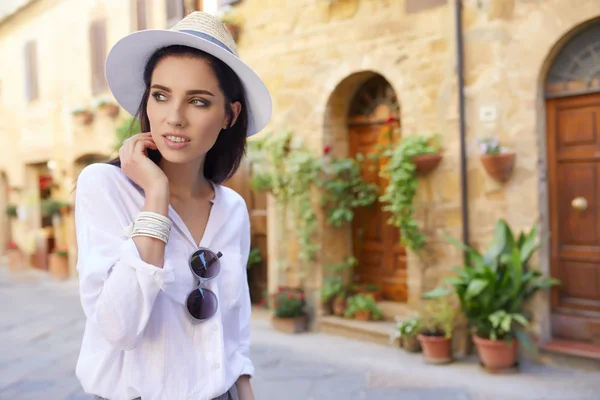 Giovani Passeggiate Turistiche Nel Centro Storico — Foto Stock